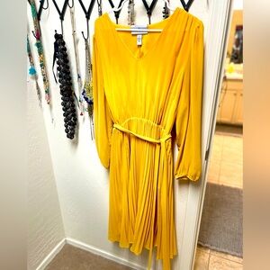 Gorgeous yellow Lane Bryant Beauticurve flowy women’s v-neck dress, size 20.